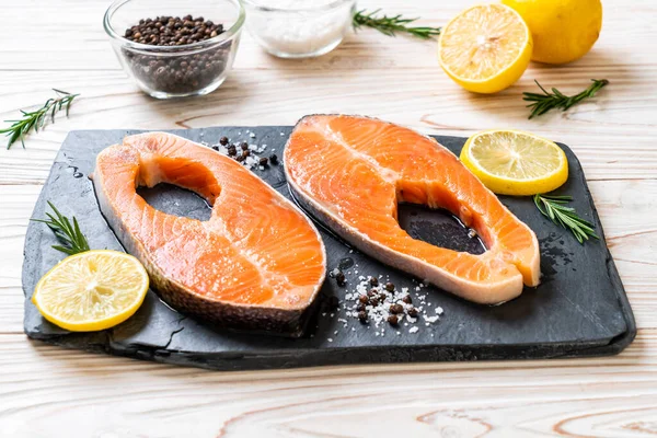 İçinde malzeme olan taze çiğ somon filetosu bifteği.