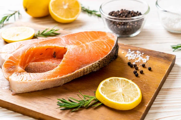 İçinde malzeme olan taze çiğ somon filetosu bifteği.