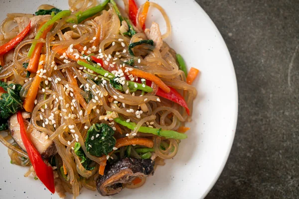 Japchae ya da karışık Kore vermicelli erişte sebzeli ve üzerine beyaz susamlı domuz eti - Kore geleneksel yemek tarzı