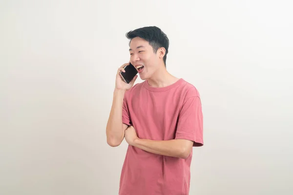 Ung Asiatisk Man Som Använder Eller Pratar Smartphone Och Mobiltelefon — Stockfoto