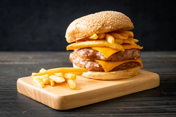 Domuz burger veya peynirli domuz burger ve patates kızartması.