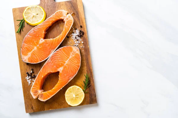 İçinde malzeme olan taze çiğ somon filetosu bifteği.