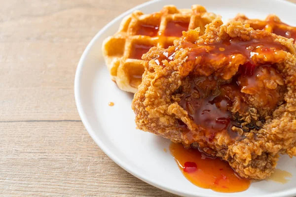 Waffle ve baharatlı soslu ev yapımı kızarmış tavuk
