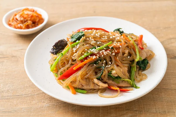 Japchae ya da karışık Kore vermicelli erişte sebzeli ve üzerine beyaz susamlı domuz eti - Kore geleneksel yemek tarzı