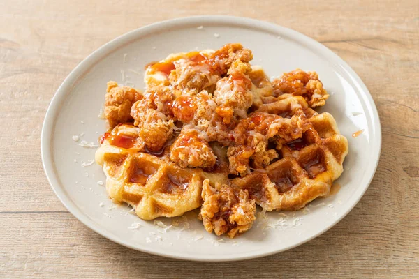 Waffle ve peynirli ev yapımı kızarmış tavuk