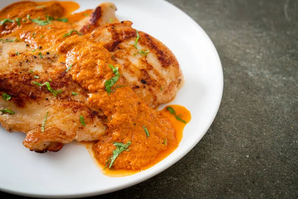 Steak Ayam Panggang Dengan Saus Kari Merah Gaya Makanan Muslim — Stok Foto