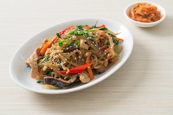 Japchae ya da karışık Kore vermicelli erişte sebzeli ve üzerine beyaz susamlı domuz eti - Kore geleneksel yemek tarzı