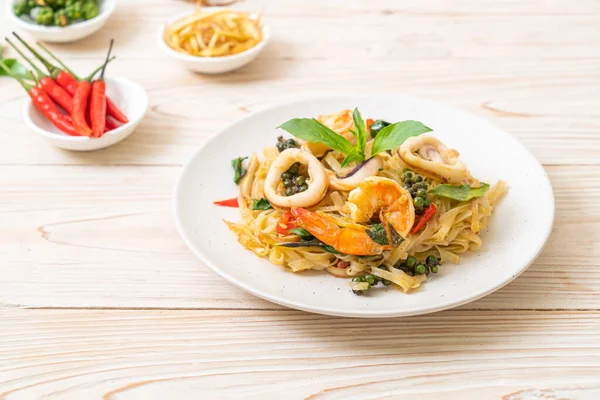 Mescolare Tagliatelle Piccanti Fritte Con Frutti Mare Pad Cha Talay — Foto Stock