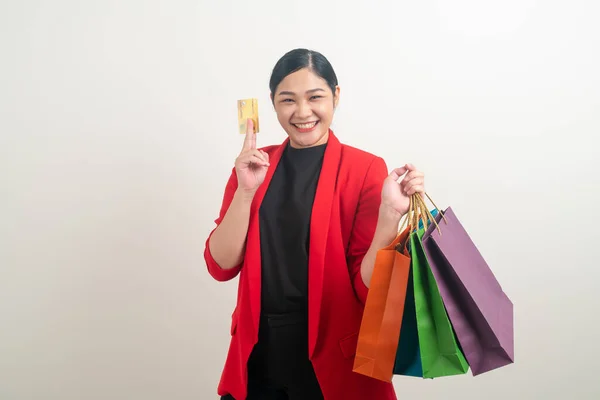Asiatin Hält Einkaufstasche Und Kreditkarte Mit Weißem Hintergrund Der Hand — Stockfoto