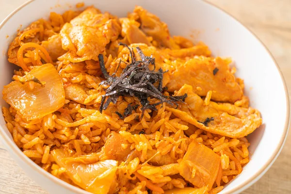 Kore usulü domuz dilimlenmiş kimchi pilavı.