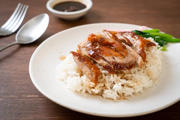 Barbekyu Panggang Bebek Pada Nasi — Stok Foto