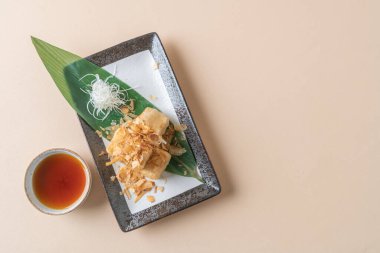 (Japon usulü soya sosuyla servis edilen kızarmış tofu.