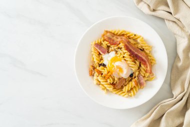 Carbonara fusilli makarna baharatlı pastırma - İtalyan yemeği tarzı.