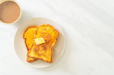 Kahvaltıda tereyağlı ve ballı tost.