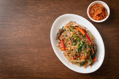 Japchae ya da karışık Kore vermicelli erişte sebzeli ve üzerine beyaz susamlı domuz eti - Kore geleneksel yemek tarzı
