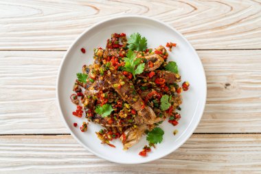 Kızarmış Mantid Karidesi ya da Acılı ve Tuzlu Kerevit Deniz Ürünleri Stili