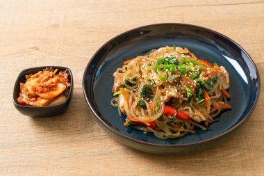 Japchae ya da karışık Kore vermicelli erişte sebzeli ve üzerine beyaz susamlı domuz eti - Kore geleneksel yemek tarzı