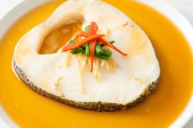 Soya soslu haşlanmış morina balığı ya da buğulanmış kar balığı ya da soya soslu Şili Bası.