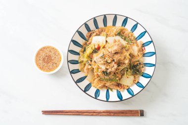 Kızarmış Tayland usulü Sukiyaki ya da Sukiyaki soslu domuz ve sebzeli karışık vermicelli Asya yemeği.