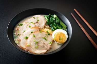 Domuz etli ve yumurtalı erişte çorbası ya da Tonkotsu eriştesi Japon yemeği tarzı.