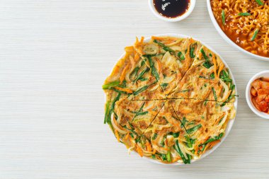 Pajeon veya Kore gözlemesi veya Kore pizzası - Asya yemeği tarzı