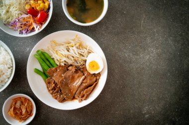 Susamlı teriyaki domuz kızartması, fasulye filizi, haşlanmış yumurta ve pirinç seti - Japon yemek tarzı.
