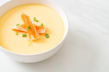 Yengeç sopasıyla haşlanmış yumurta ve taze soğan.