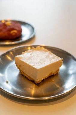 Kafe restoranında tabakta peynirli kek.