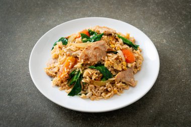 Beyaz tabakta domuz etli ev yapımı pilav.