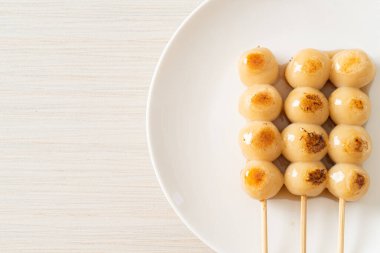 Mitarashi dango. Japon usulü soya soslu hamur tatlısı.