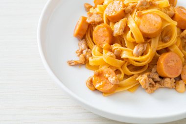 Ev yapımı spagetti sosisi ve kıymalı domuz eti.