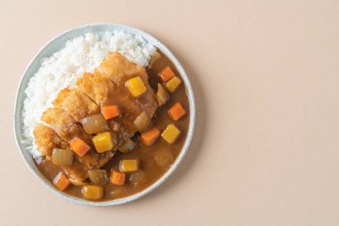 Japon usulü pirinçli kızarmış tavuk pirzolası.