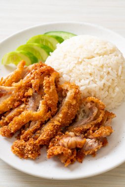 Kızarmış tavuklu Çin tavuğu pilavı ya da kızarmış tavuklu pilav çorbası. Asya usulü.