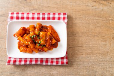 Baharatlı sosisli Kore pirinç keki çubuğu (Tteokbokki) - Kore yemeği tarzı