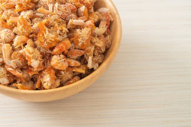 Kurutulmuş karides ya da kase içinde kurutulmuş tuzlanmış karides.