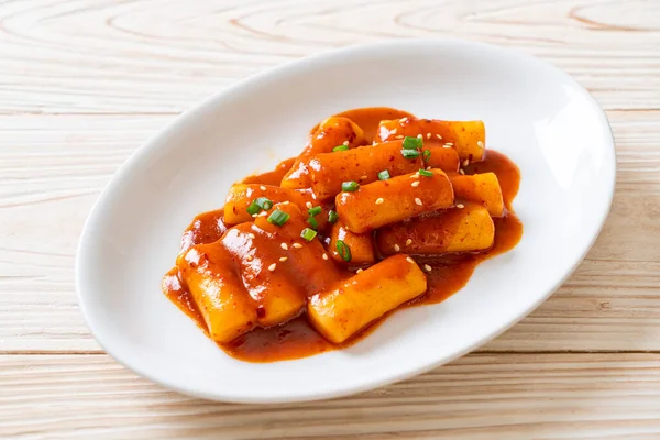 Baharatlı soslu Kore pirinç keki çubuğu (Tteokbokki) - Kore yemeği tarzı