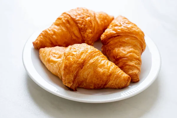 Frisches Buttercroissant Auf Teller — Stockfoto