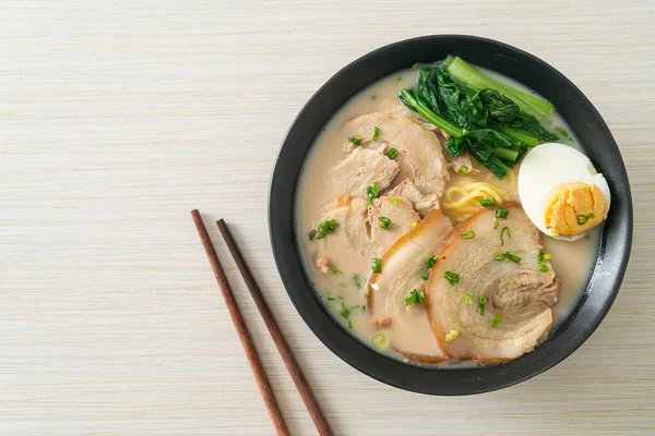 Domuz etli ve yumurtalı erişte çorbası ya da Tonkotsu eriştesi Japon yemeği tarzı.