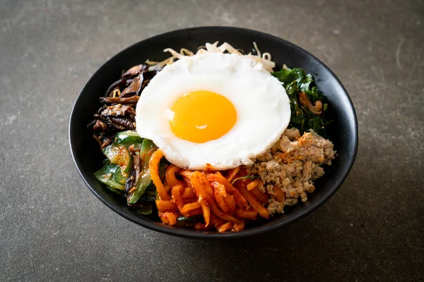 Bibimbap, Kore baharatlı salata pilav ve sahanda yumurta. Geleneksel Kore yemeği tarzı.