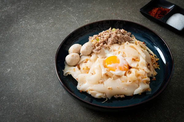 Fideos Picantes Secos Con Cerdo Picado Albóndigas Huevo Estilo Comida — Foto de Stock