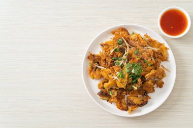 Yumurtalı kızarmış midye krepi - Tayland sokak yemeği tarzı