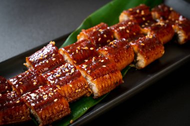 Dilimlenmiş yılan balığı ya da soslu ızgara unagi (Kabayaki) - Japon yemeği tarzı.