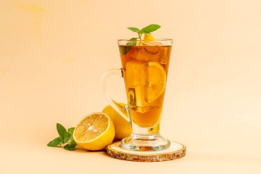 Bir bardak naneli buzlu limon çayı.