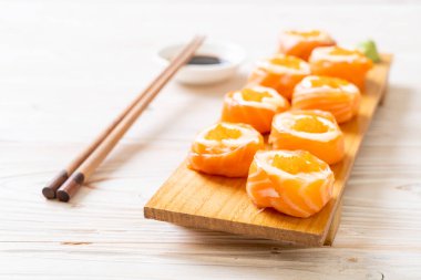 Mayonez ve karides yumurtalı taze somon suşisi. Japon usulü.