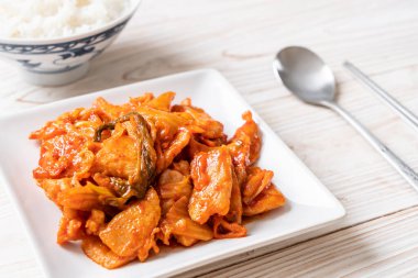 Kore usulü kimchi ile kızartılmış domuz eti.