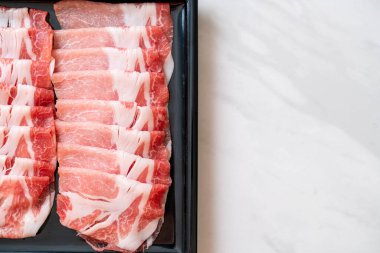 Dilimlenmiş taze domuz filetosu.