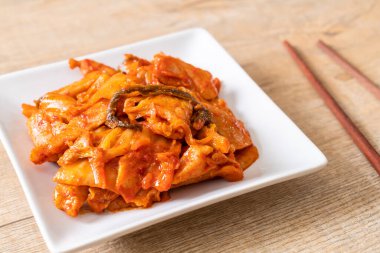 Kore usulü kimchi ile kızartılmış domuz eti.