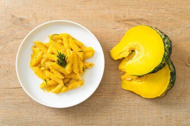 Balkabaklı, kremalı ve biberiyeli makarna.