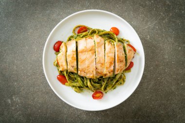 Pesto soslu makarna ve ızgara tavuklu ev yapımı fettuccine spagetti.