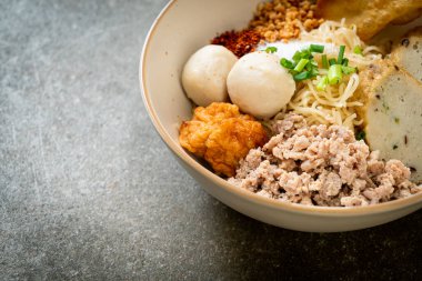 Balık köfteli baharatlı erişte ve çorbasız karides köftesi. Asya usulü.